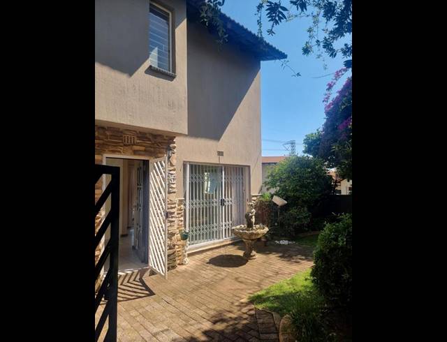 3 BEDROOM TOWNHOUSE FOR SALE IN SUNNYROCK